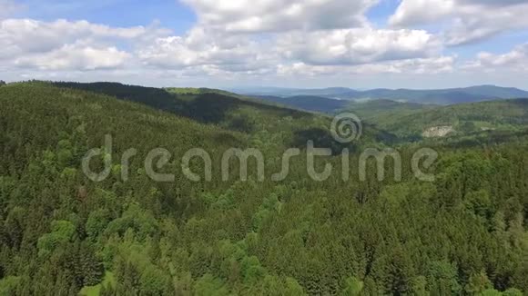 波兰卡纳戈拉山附近山区夏季鸟瞰图松林和蓝天上的云彩视图f视频的预览图