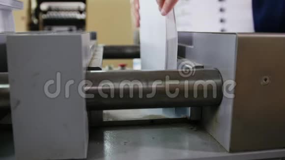 印刷机上的操作员打印一本日记视频的预览图