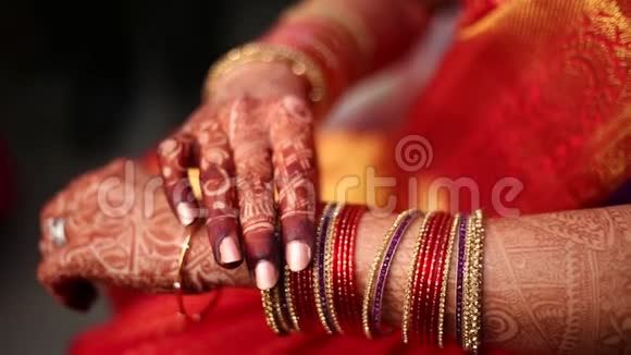 印度教新娘准备结婚视频的预览图