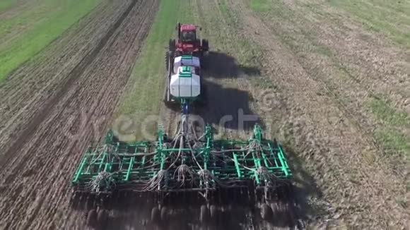 拖拉机播种小麦的鸟瞰图视频的预览图