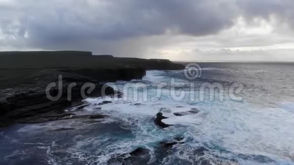 傍晚爱尔兰多岩石的西海岸的空中景色视频的预览图