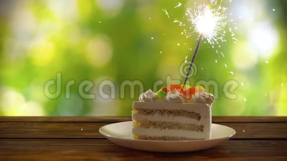 桌上蛋糕上烟火的慢动作视频视频的预览图