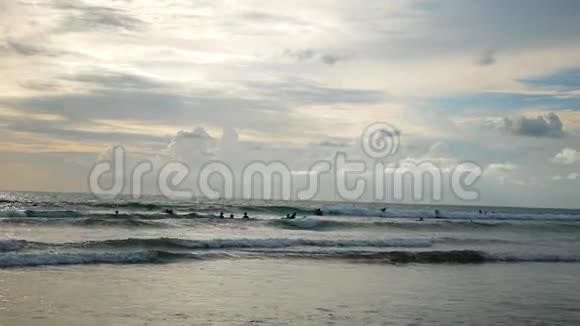 许多冲浪者在巴厘岛的海滩上冲浪视频的预览图