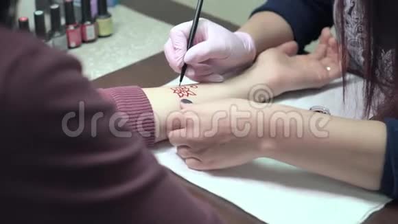 艺术家在女性手上纹身视频的预览图