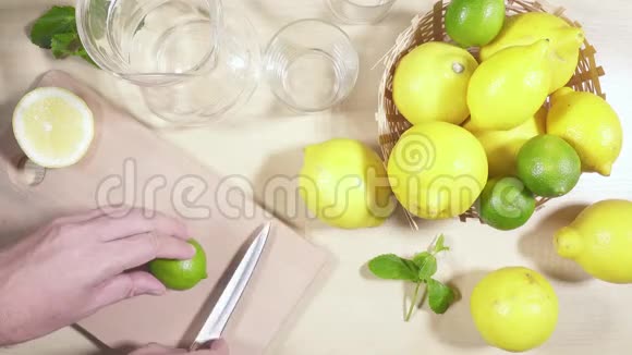 冷柠檬水放在桌子上的清洁剂里视频的预览图