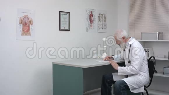 要签署的文件年轻开朗的女医生拿着文件签名站在成熟的同事旁边视频的预览图