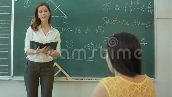 教师或医生或教育家在黑板或黑板前上课并教育或视频的预览图