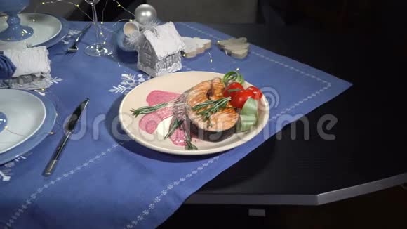 在餐馆里吃炸红鱼牛排视频的预览图