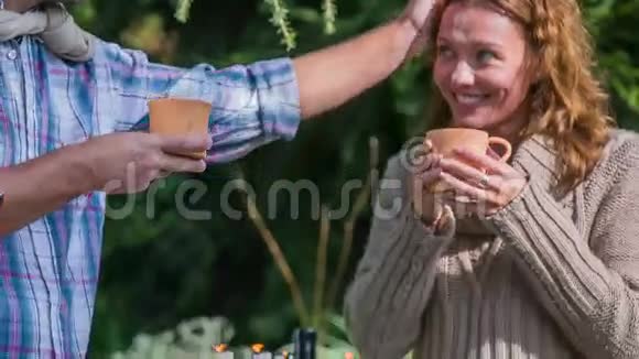 男人一边喝茶一边拍女人视频的预览图