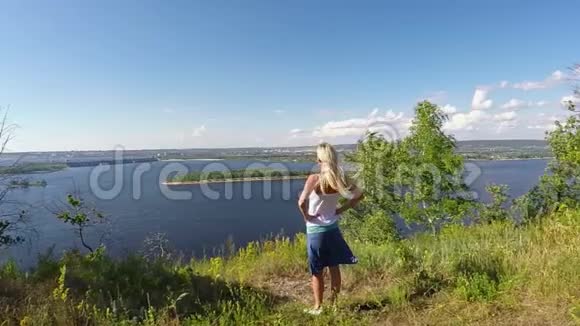 伏尔加河岩石岸边的年轻女子视频的预览图