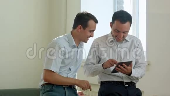 两名在校学生使用平板电脑视频的预览图