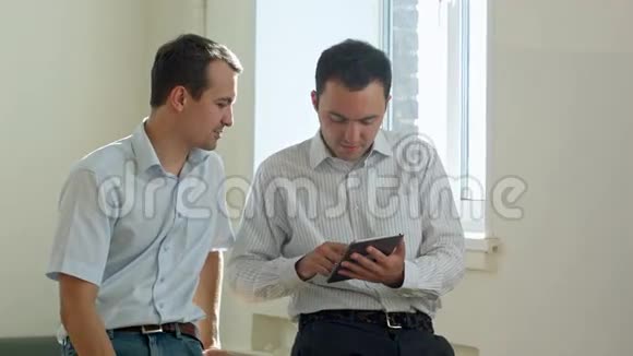 两人使用平板电脑互联网财务顾问提供平板电脑合同条款视频的预览图