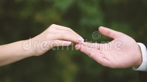 女人的手碰男人的手视频的预览图
