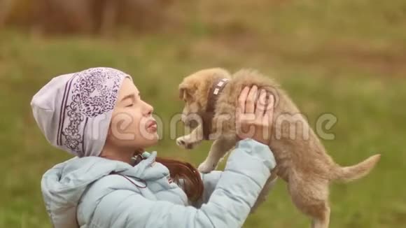 狗狗宠物和小女孩少年特写照片上的快乐女孩在森林里微笑欢快的夹克视频的预览图