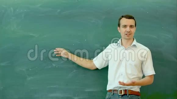 年轻的男老师指着空白的黑板说话视频的预览图