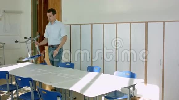 教师下课把椅子放在桌子上视频的预览图