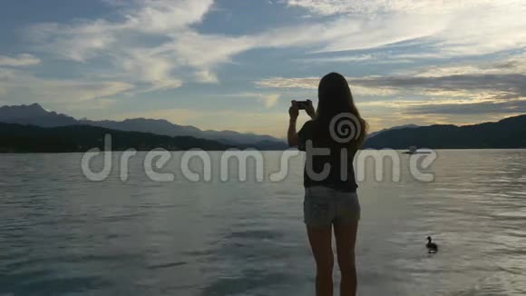 女人拍湖和鸭子视频的预览图