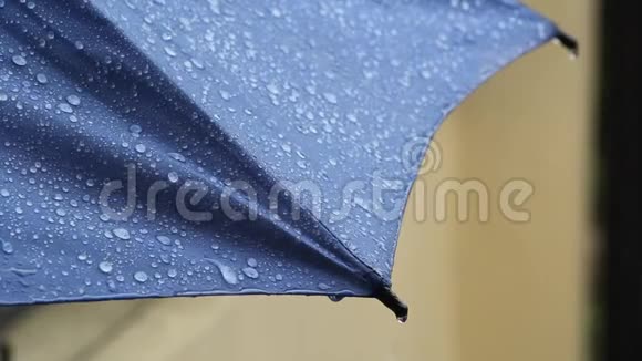 雨滴击中了一把蓝色的伞视频的预览图