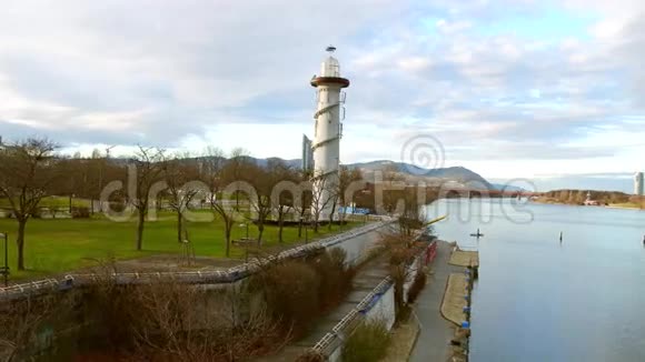 奥地利维也纳多瑙河河岸多瑙河灯塔的Stadicam拍摄4K视频视频的预览图