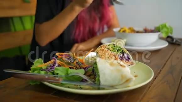 素食包装蔬菜菜肴特写和年轻女孩享受美味的晚餐在素食餐厅高清泰国视频的预览图