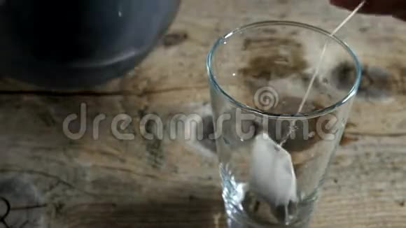 玻璃木桌上的茶视频的预览图