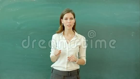 一个可爱的女大学生看着镜头说话视频的预览图