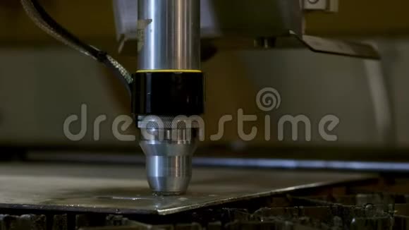 工业机器人激光切割机以极高的精度切割金属零件就像刀穿过黄油一样视频的预览图