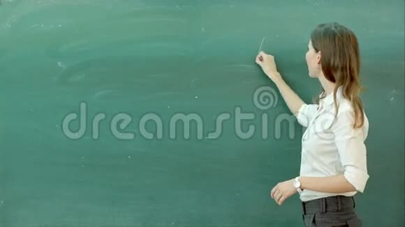 学科学学化学学配方自信漂亮的女人老师粉笔黑板视频的预览图