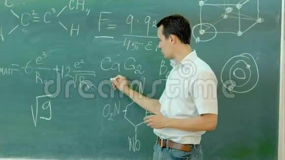 化学老师包围了教室黑板附近的看台视频的预览图