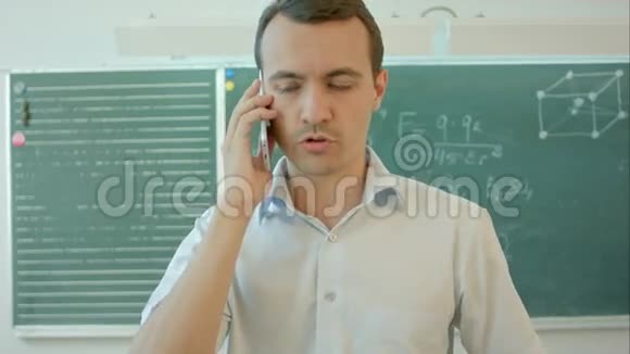在黑板前的教室里有人在讲电话视频的预览图