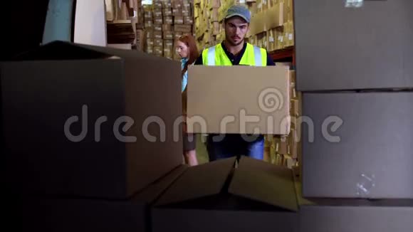 送货司机把货车装上箱子视频的预览图