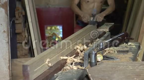 木工刨木的手工作场所视频的预览图