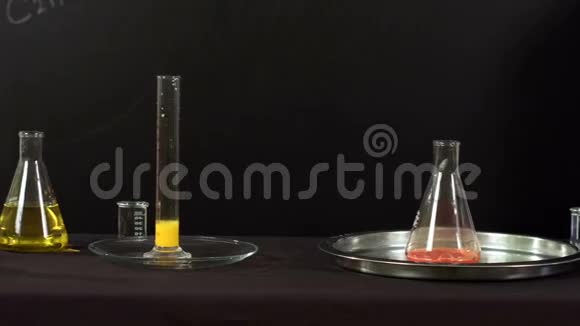 化学反应特写视频的预览图