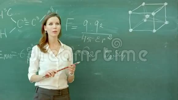 斯迈利老师站在黑板前写化学公式视频的预览图