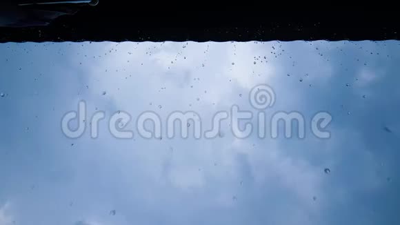雨滴缓慢地从屋顶落下视频的预览图