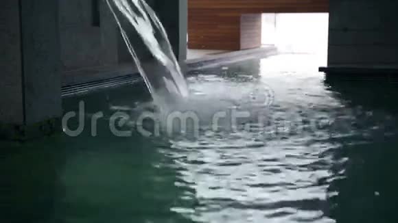 游泳池里溅着淡水视频的预览图