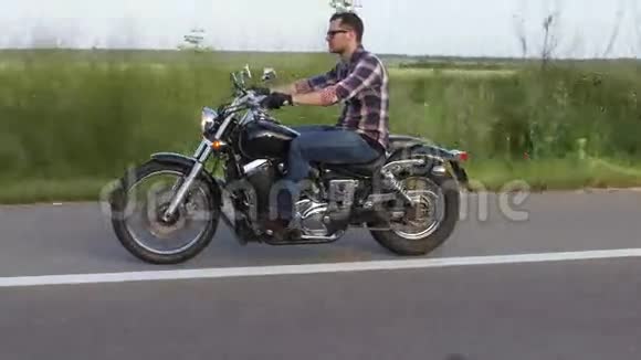 戴眼镜的人骑摩托车向前看间接射击视频的预览图