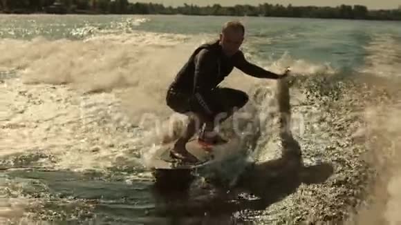 人类以慢动作在波浪上冲浪冲浪者享受海浪视频的预览图