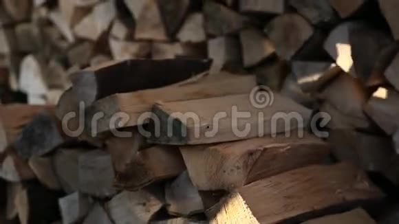 工人摆放木材特写视频的预览图