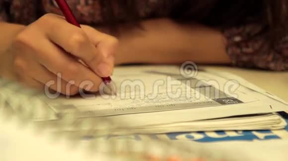 一个女人在学习她在思考测验2的答案视频的预览图