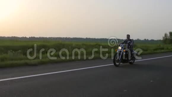 骑摩托车的人日落间接射击视频的预览图