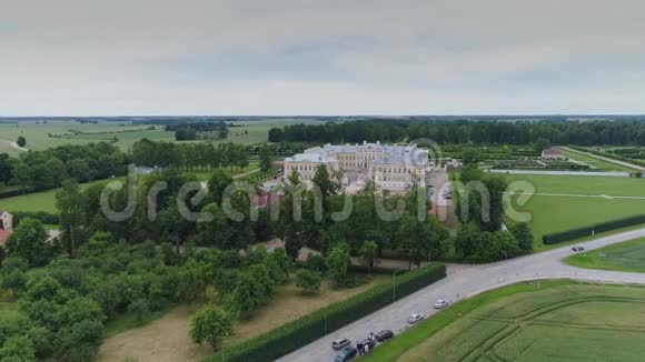 拉托维亚的伦德尔城堡公园无人驾驶飞机在树上飞行夏季视频的预览图