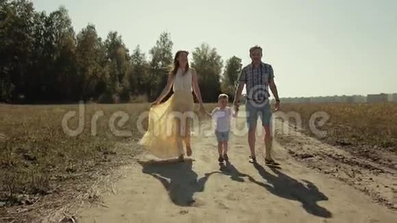 一家三口走在农村的幸福家庭视频的预览图