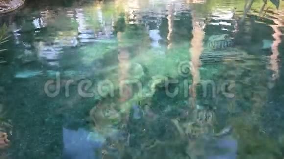 游泳池里蓝水荡漾的背景视频的预览图