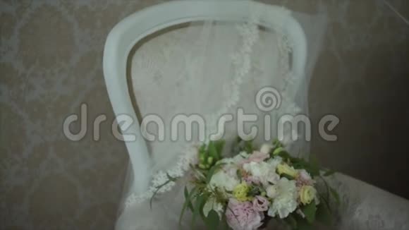 婚礼花束躺在漂亮的椅子上视频的预览图