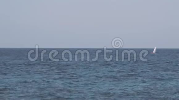 在一个多风的夏天乘坐帆船俯瞰亚得里亚海全景视频的预览图