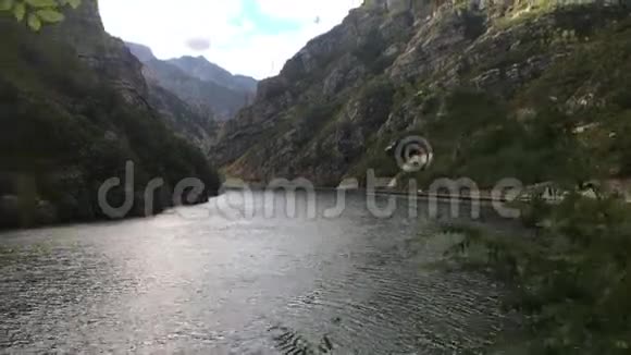 纳罗夫峡谷内雷特瓦河视频的预览图