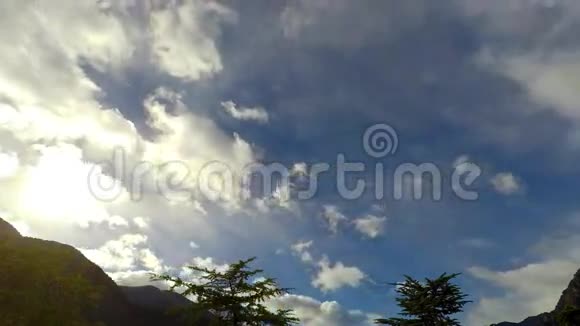 飞越高山的天空的影像视频的预览图