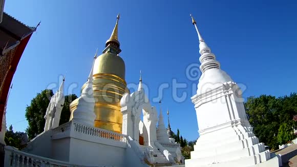 泰国清迈三道寺美丽寺庙广角镜头视频的预览图