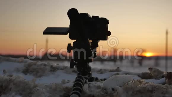 数码相机拍摄冬季景观Dslr相机拍摄日落与冬季自然雪视频的预览图